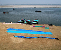 [ photo: 196-026 Blue Saris & Blue Rowboats at Lali Ghat ]