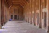 [ photo: 203-018closeH Colonnade at Emperor Akbar’s Palace ]