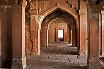 [ photo: Arches and Columns at Emperor Akbar's Palace, Fatehpur Sikri, Uttar Pradesh, India, February 2010 (img 202-038) ]