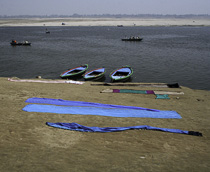 [ photo: 3 Blue Saris and 3 Blue Row Boats, Lali Ghat,  Varanasi, Uttar Pradesh, India, February 2010 (img 196-026) ]