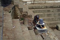 [ photo: Kashi, Kedar Ghat, Shiva Shrine, Varanasi, Uttar Pradesh, India, February 2010 (img 196-028) ]